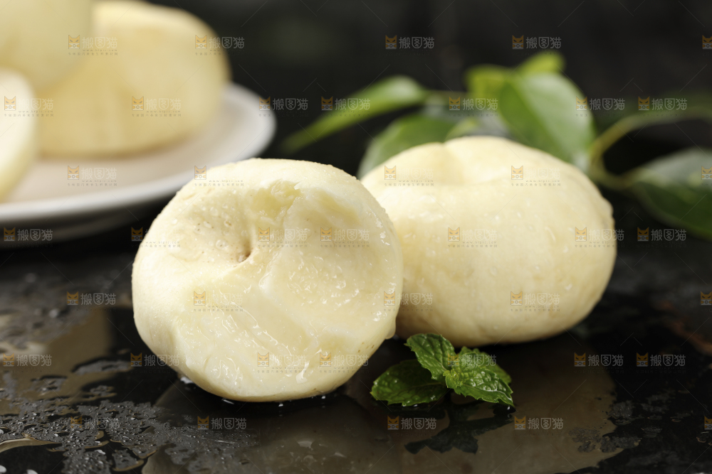 黑石板上的奶油蟠桃