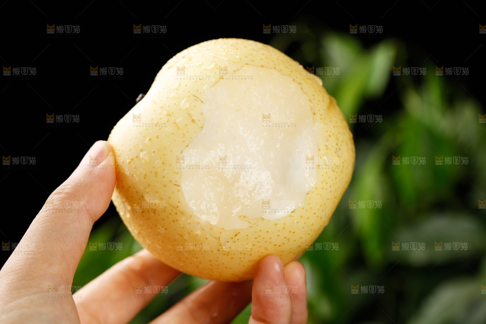 手上拿着皇冠梨