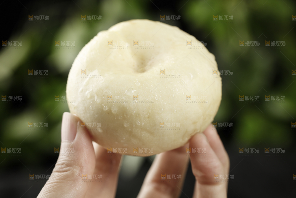 手上拿着奶油蟠桃