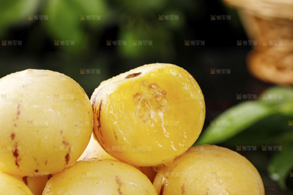 堆放着的黄肉人参果