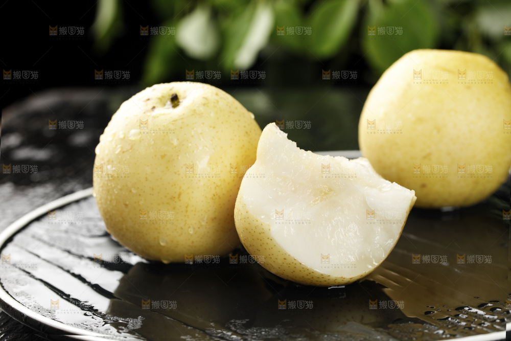 黑底上的新鲜皇冠梨