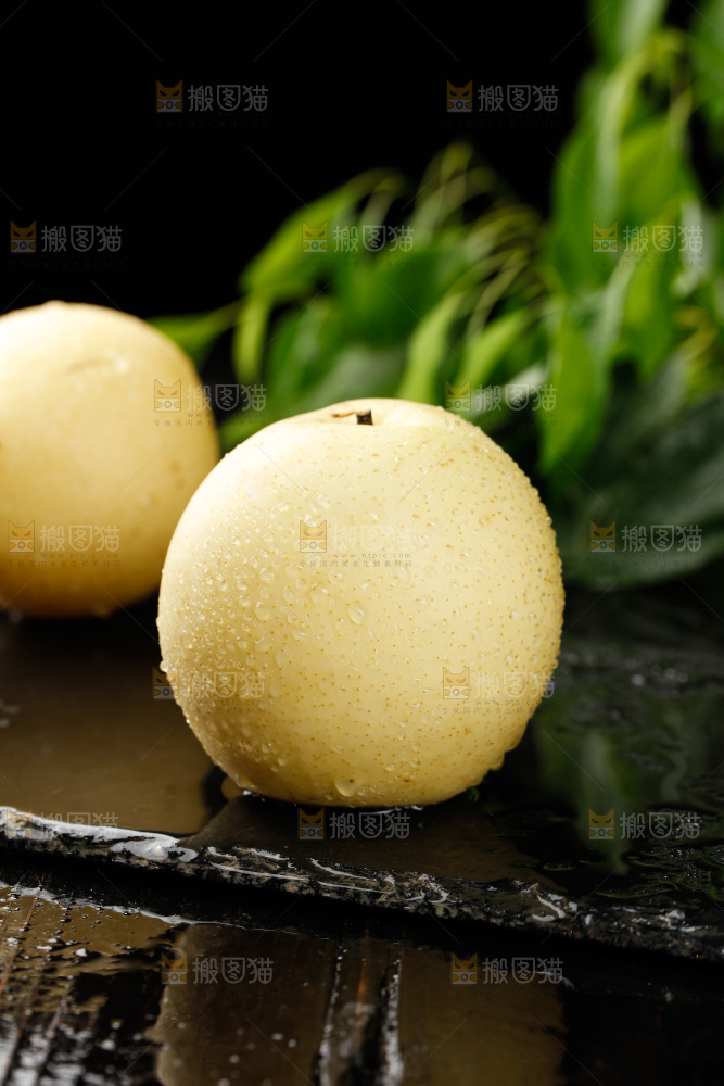黑石板上的皇冠梨