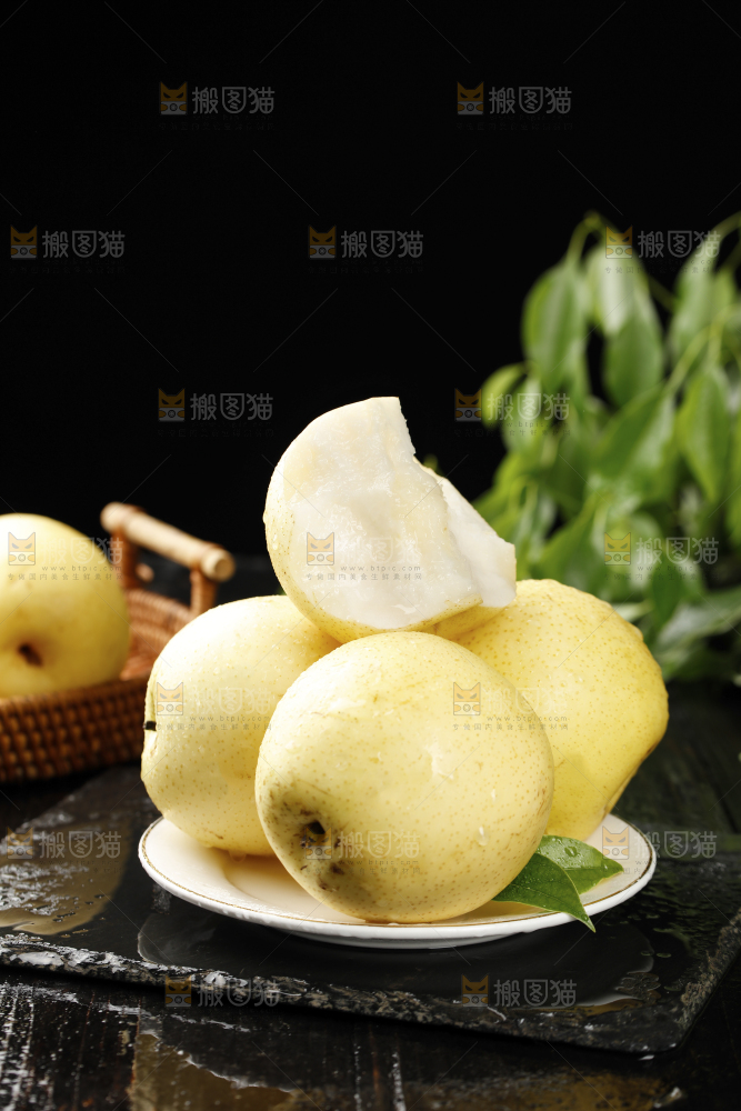 深底上盘子里的皇冠梨