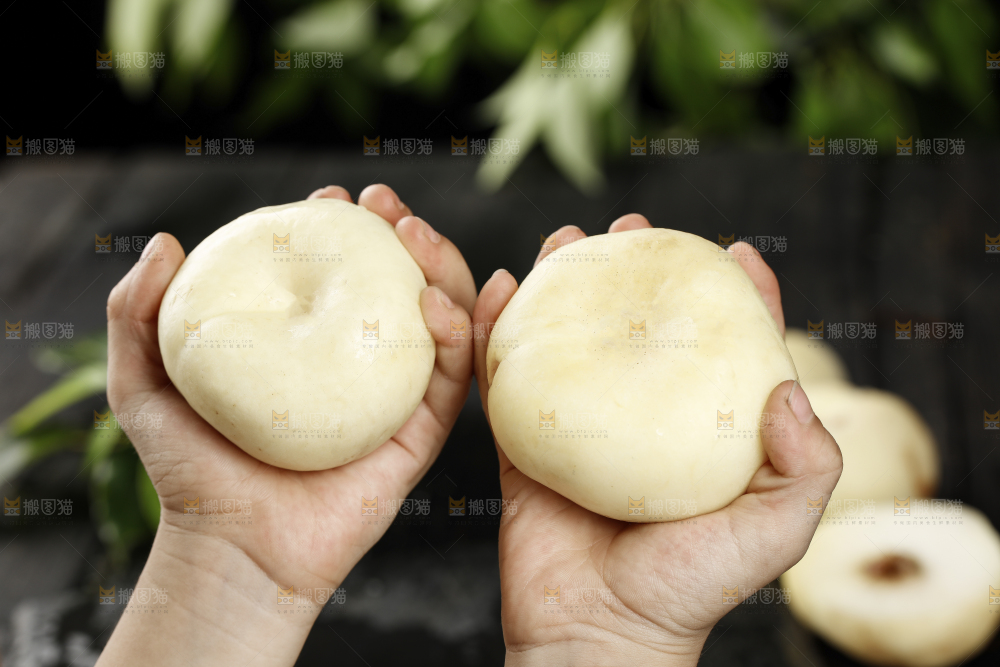 手上拿着新鲜白蟠桃
