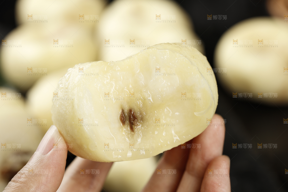 手上拿着奶油蟠桃