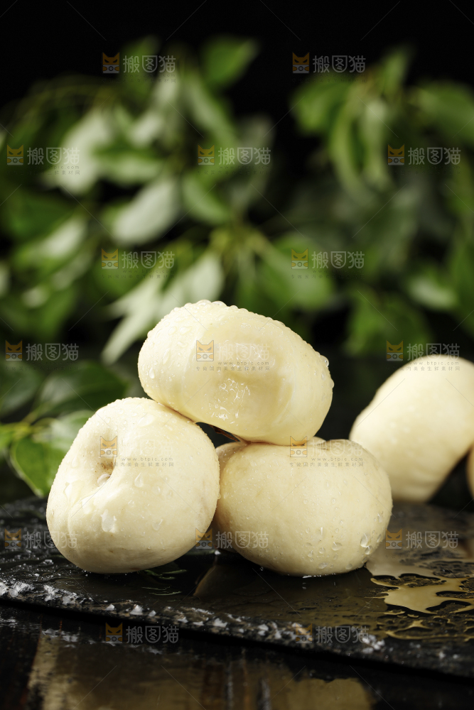 黑石板上的奶油蟠桃