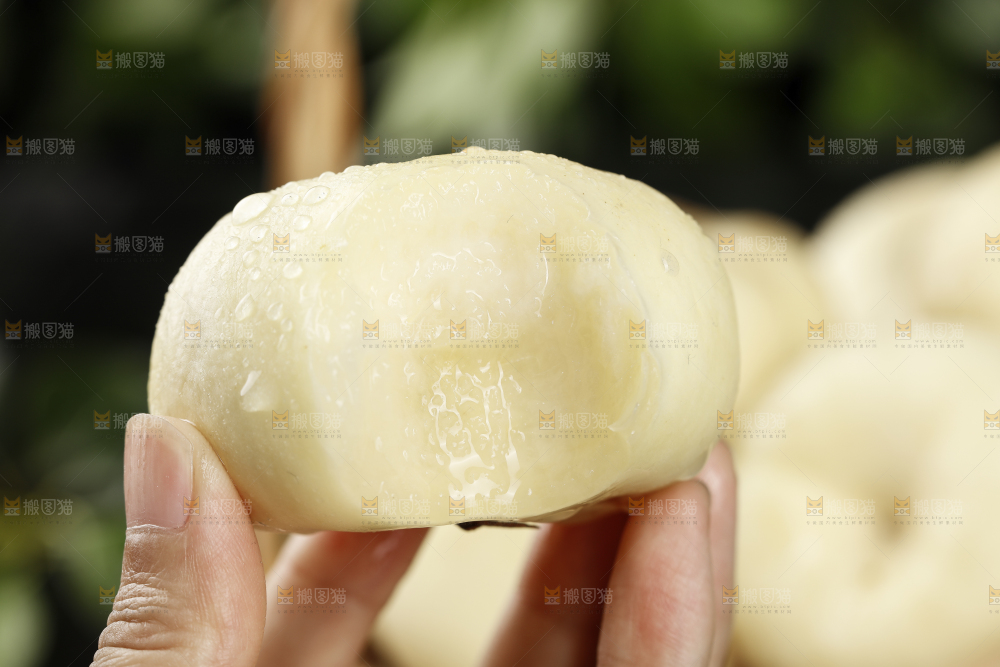 手上拿着奶油蟠桃