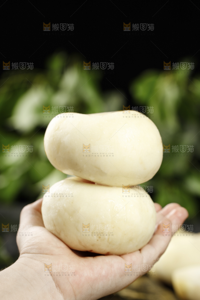 手上放着新鲜白蟠桃