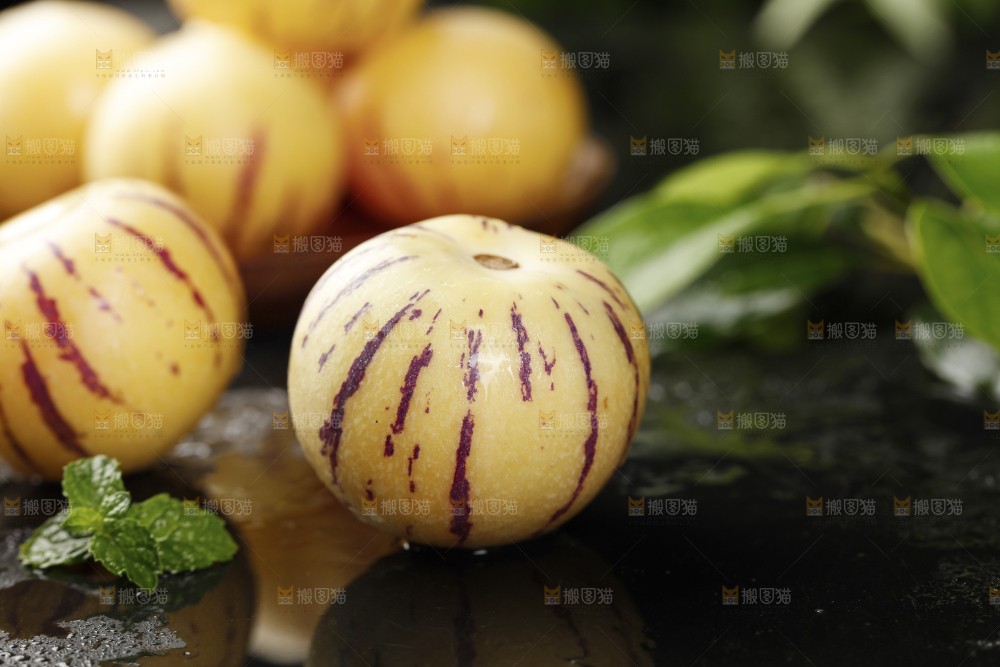 黑石板上的人参果