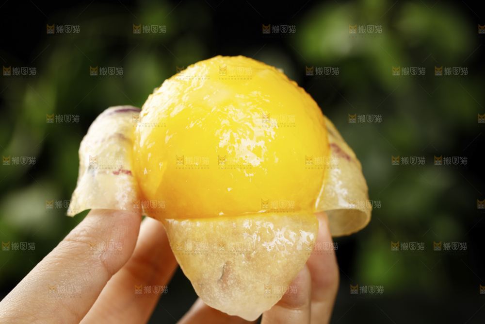 手上拿着新鲜人参果