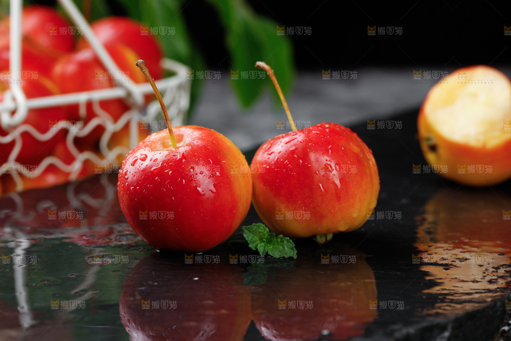 黑底上的新鲜小苹果