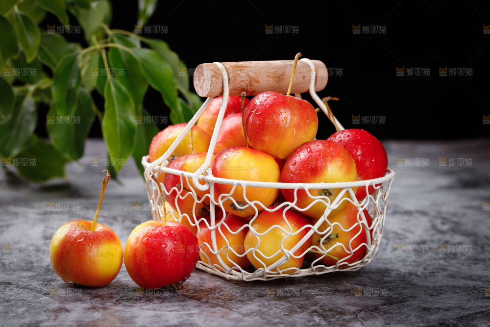 深底上的一篮东北海棠果
