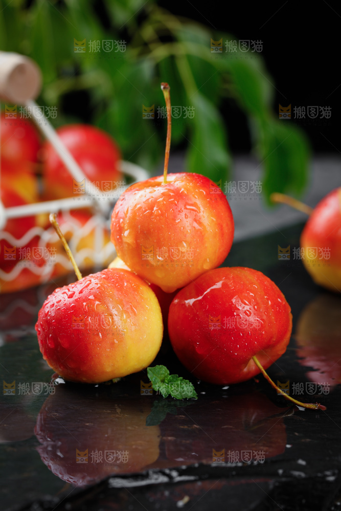 黑底上的新鲜海棠果