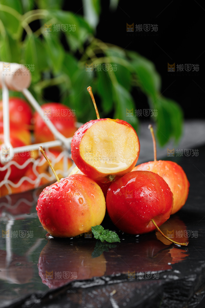 黑底上的新鲜海棠果