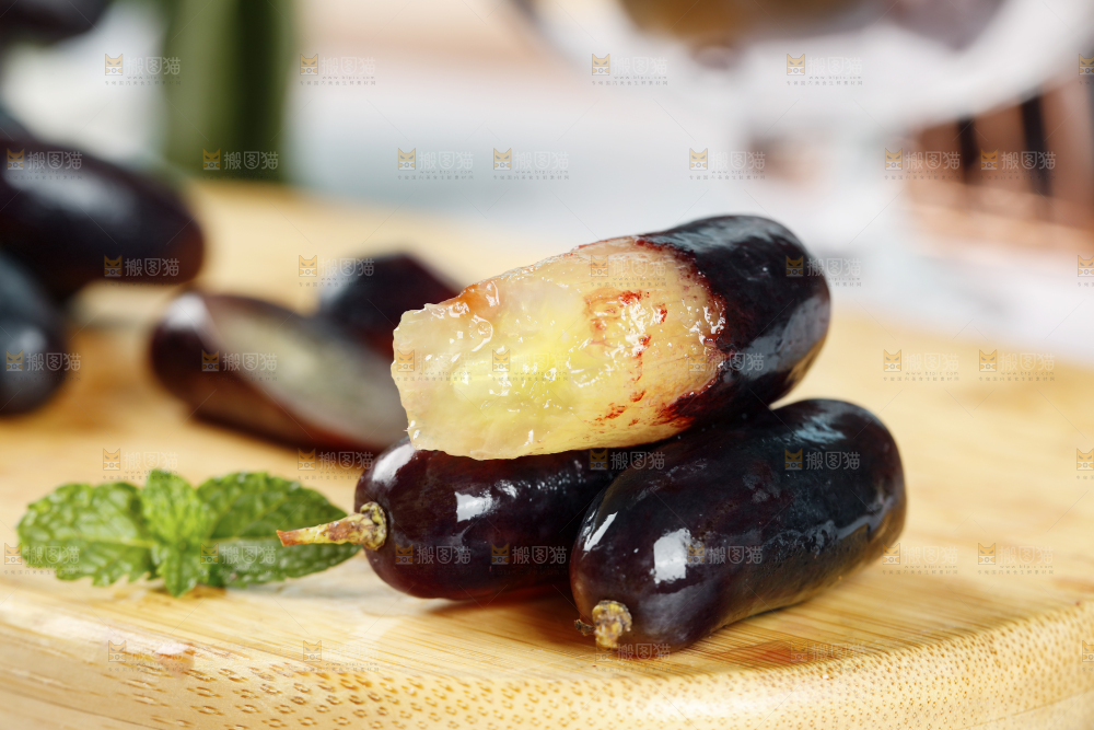 木板上的蓝宝石葡萄