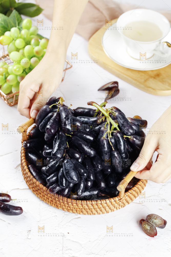 手端着一篮蓝宝石葡萄