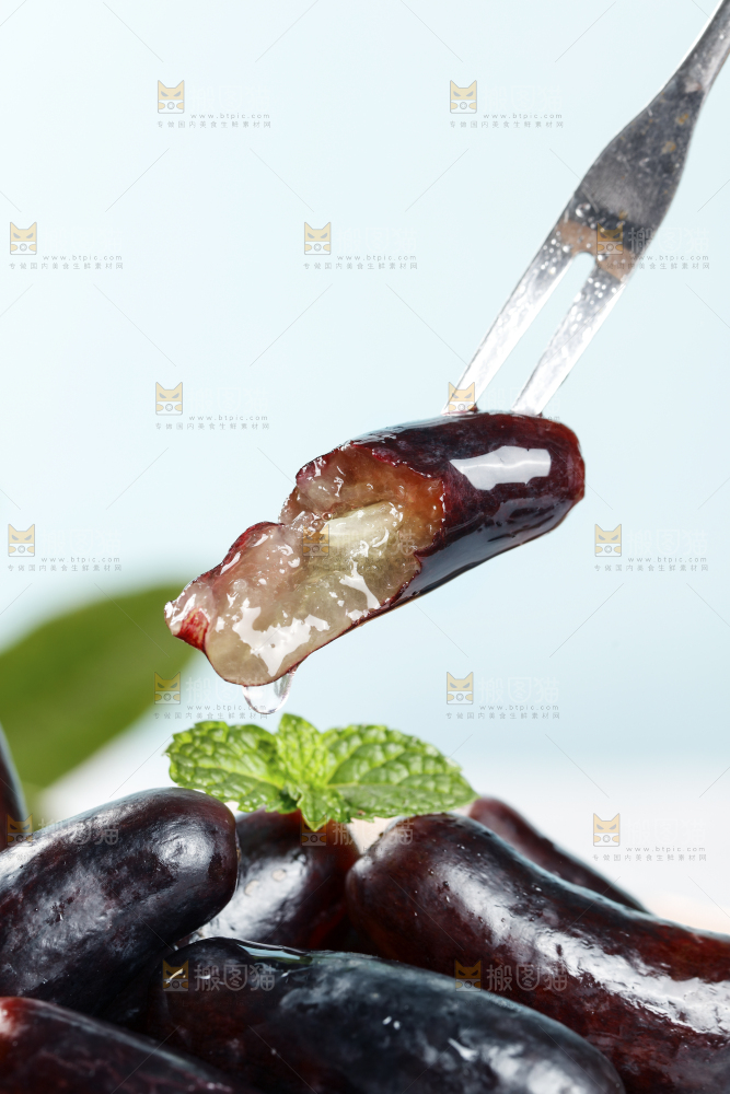 叉子插着的蓝宝石葡萄