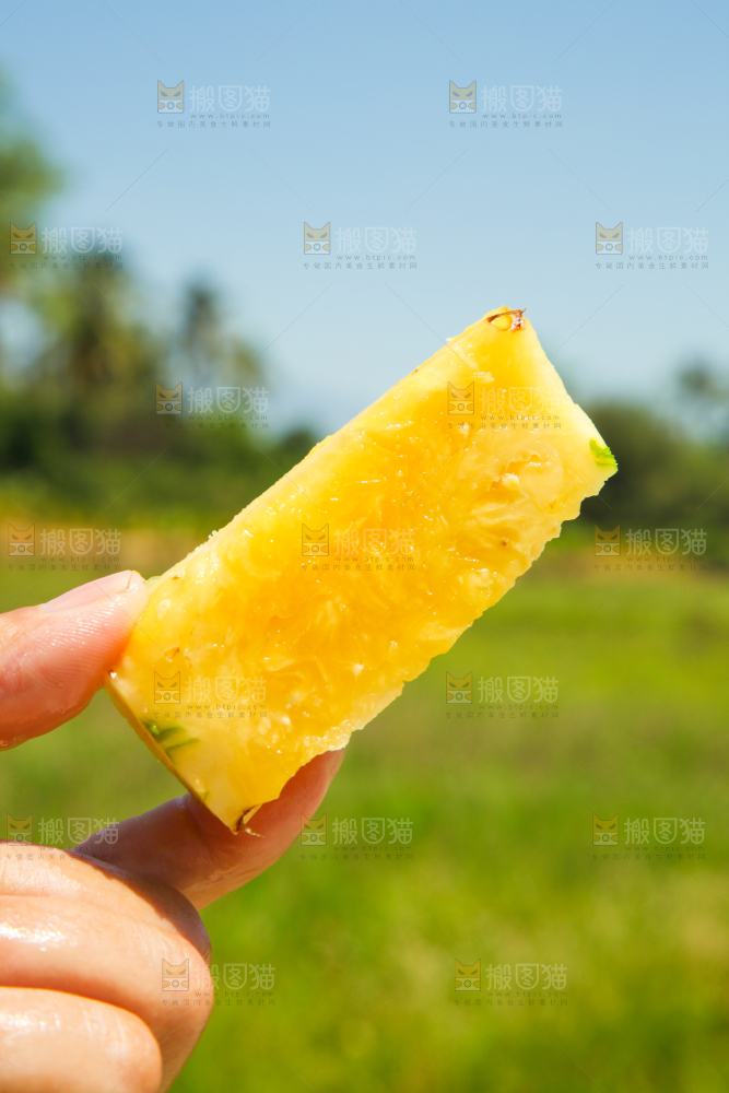 手上拿着凤梨肉
