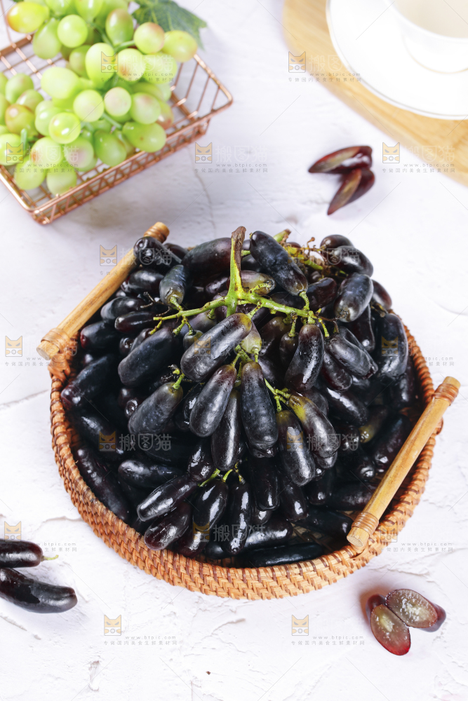 浅底上的一篮金手指葡萄