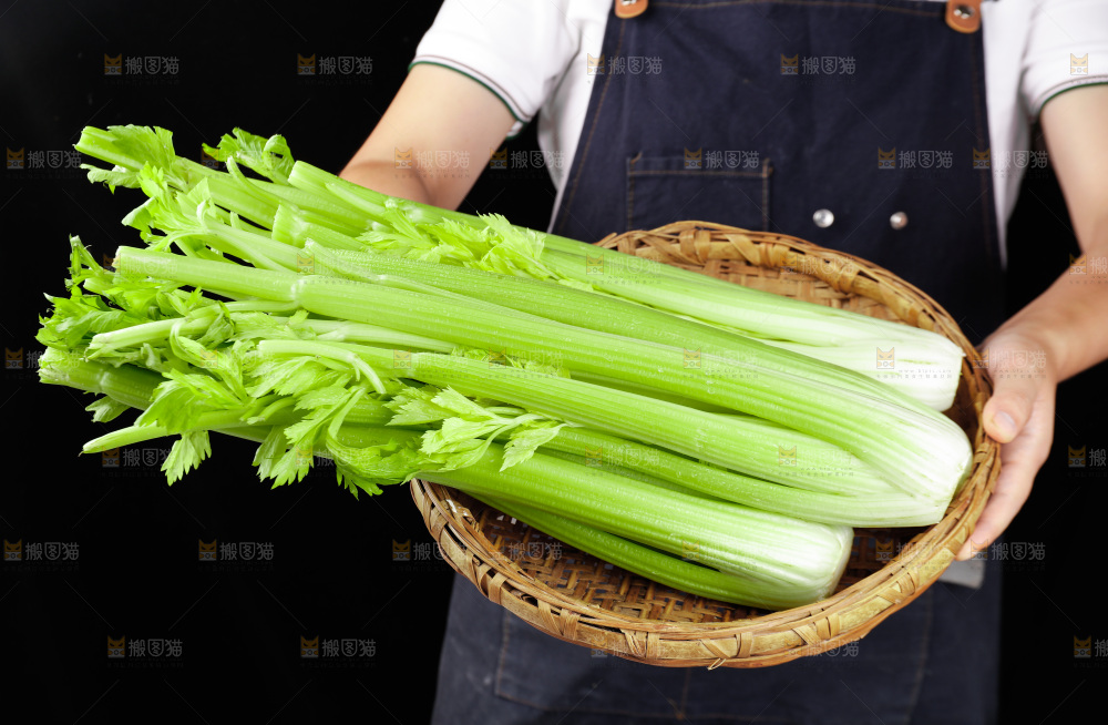 手拿着一篮新鲜大西芹