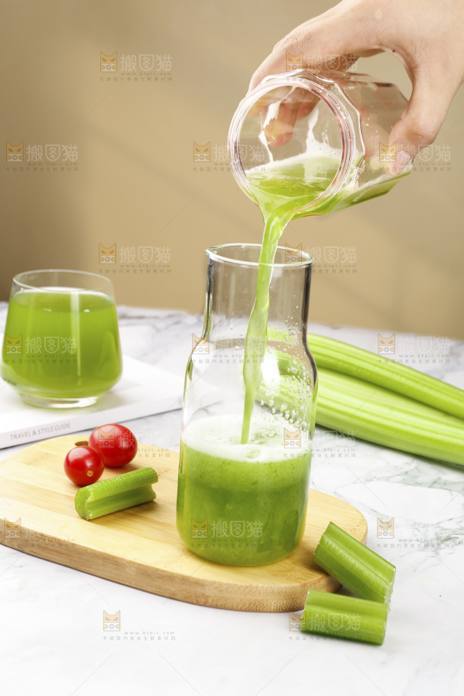 手里倒着一杯西芹汁