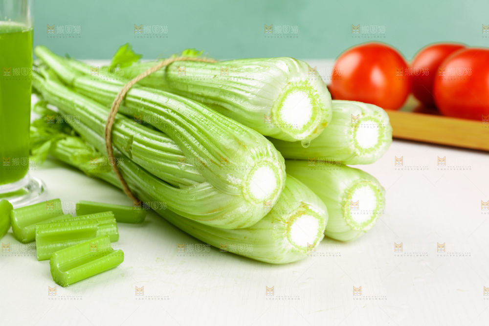 白底上摆放着的大西芹