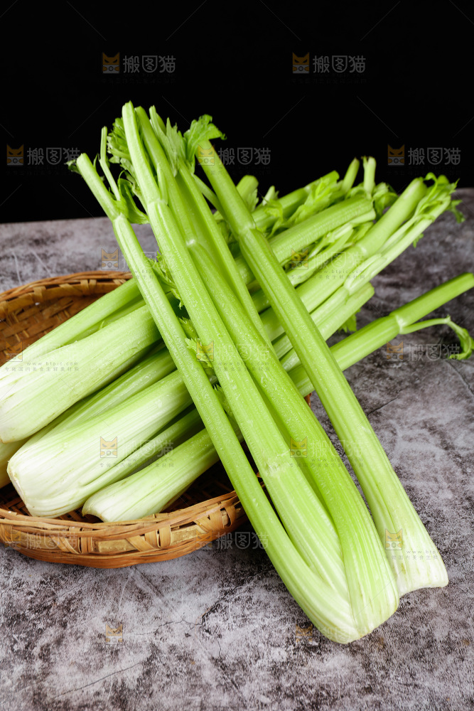 深底篮子里的大西芹