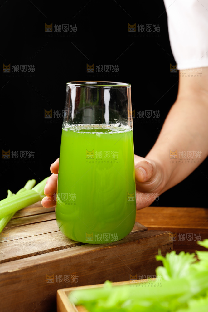 手里拿着一杯西芹汁