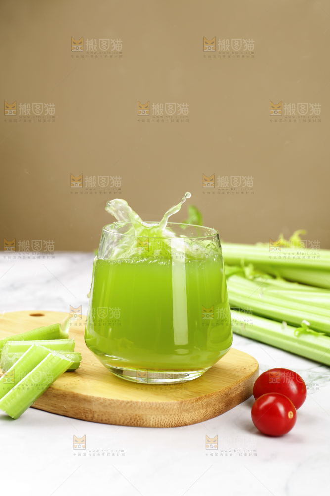 木板上放着一杯西芹汁
