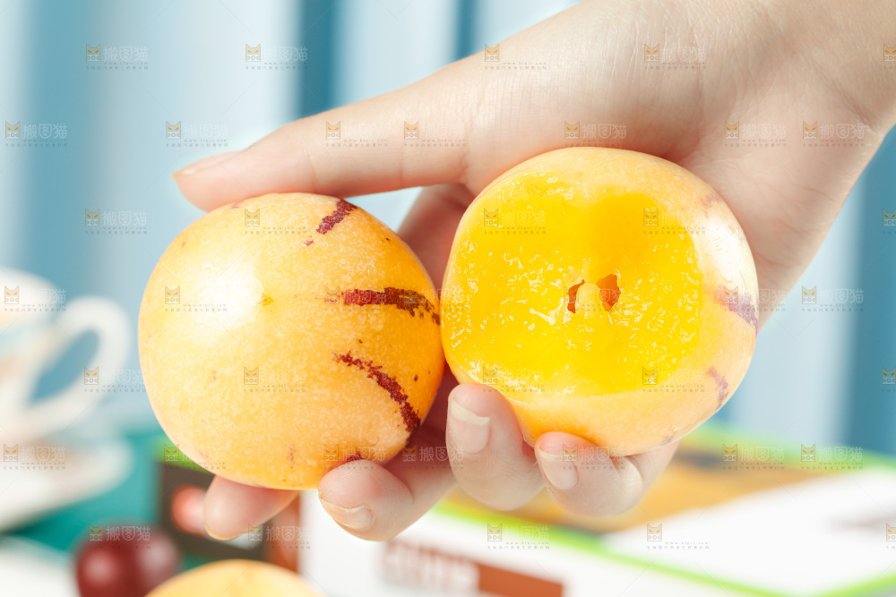 手里拿着长寿果