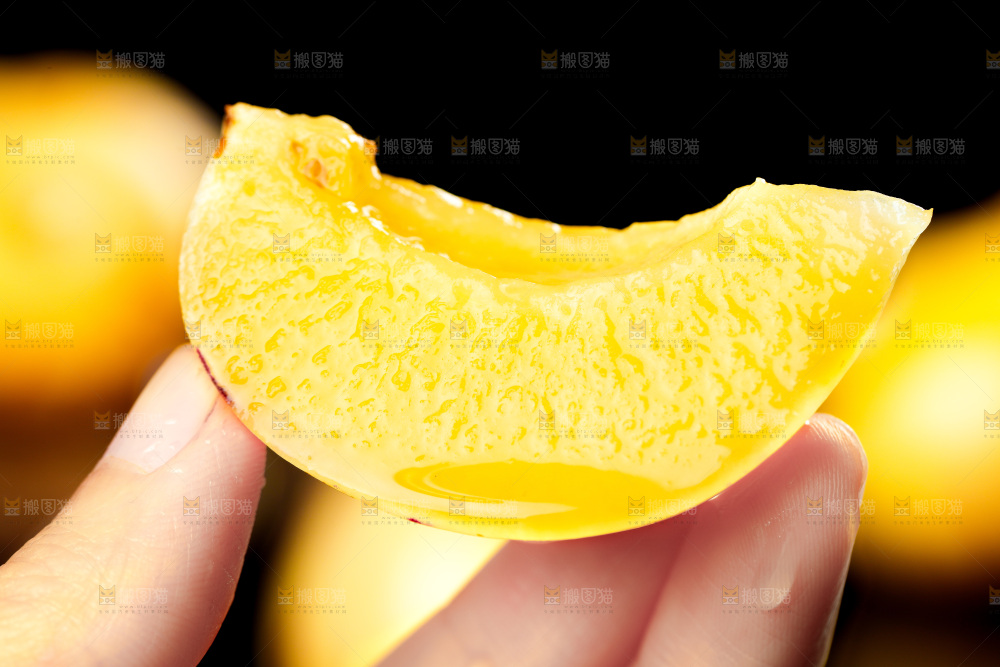 手上拿着人参果