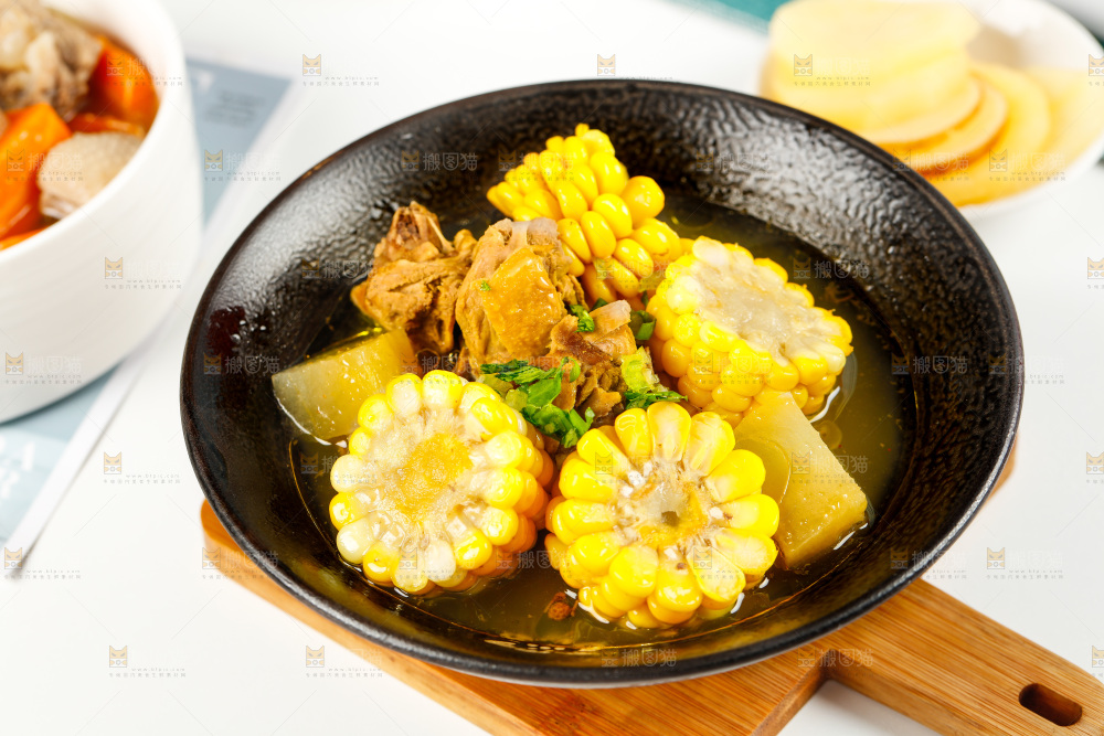 盘子里装着鸭肉烧玉米