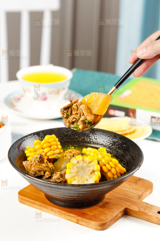 盘子里装着鸭肉烧玉米