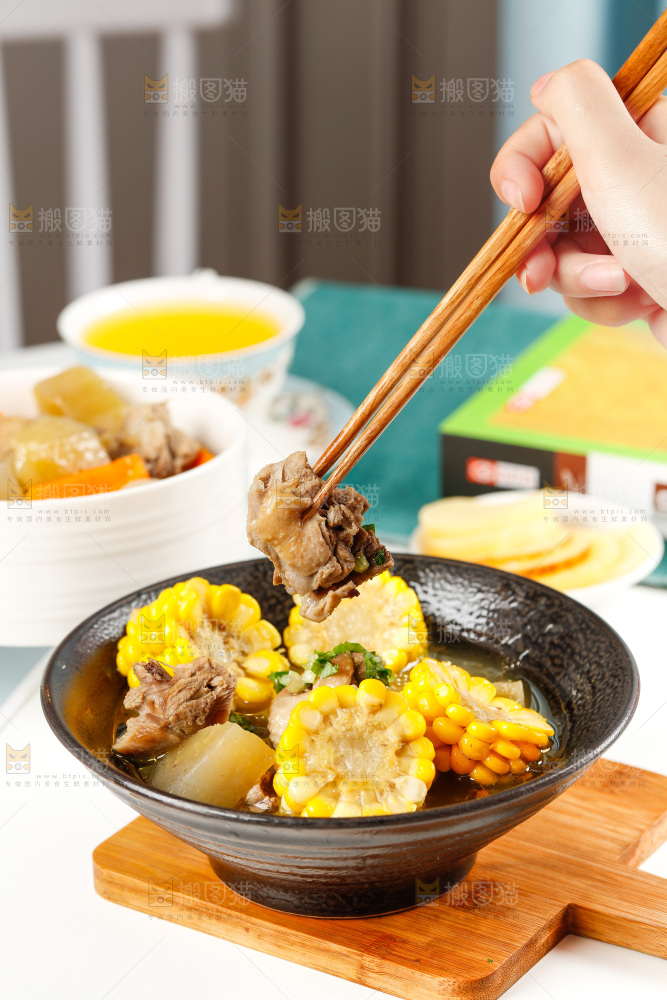 盘子里装着鸭肉烧玉米