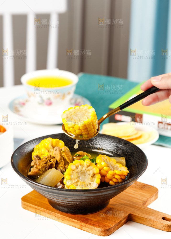 盘子里装着鸭肉烧玉米