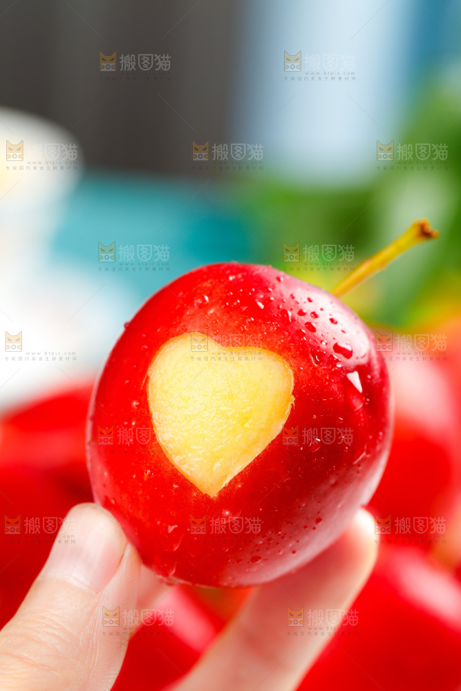 手里拿着鸡心果