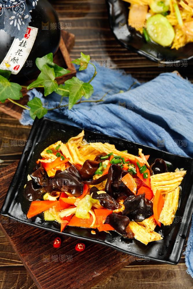 碟子里装着木耳炒腐竹