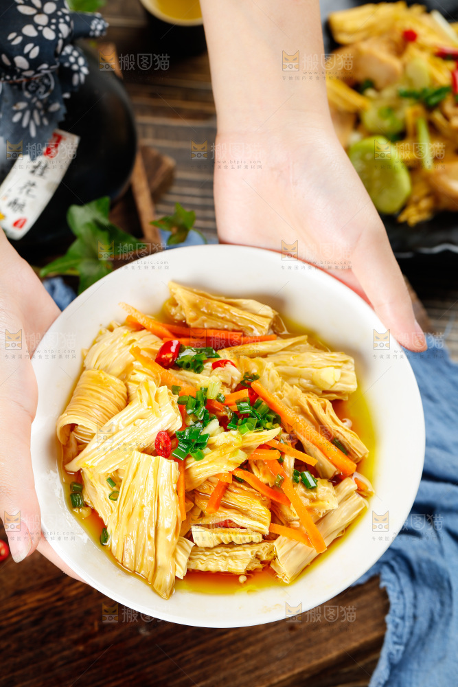 盘子里装着炒腐竹
