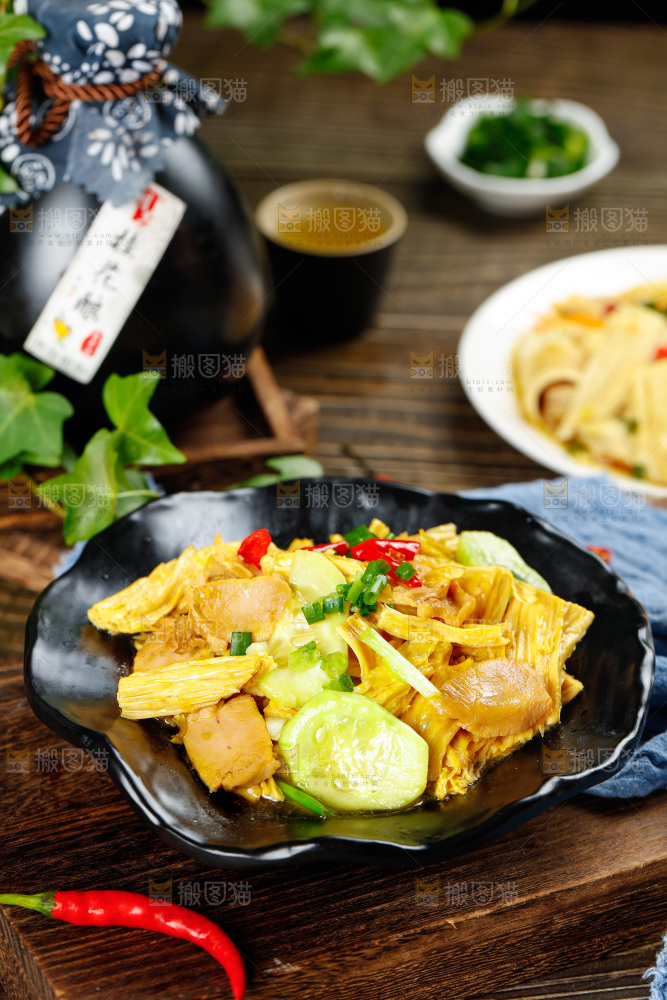 盘子里装着腐竹炒肉