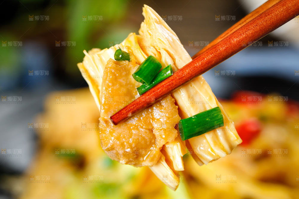 盘子里装着腐竹炒肉