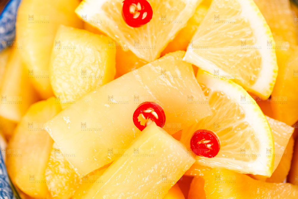 盘子里装着柠檬萝卜