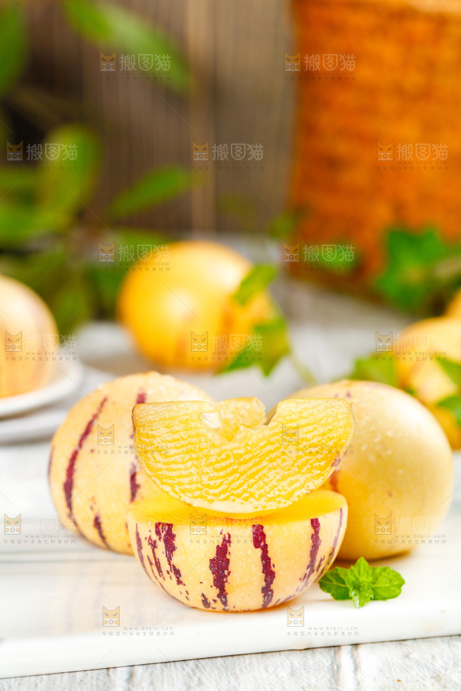 白底上放着长寿果