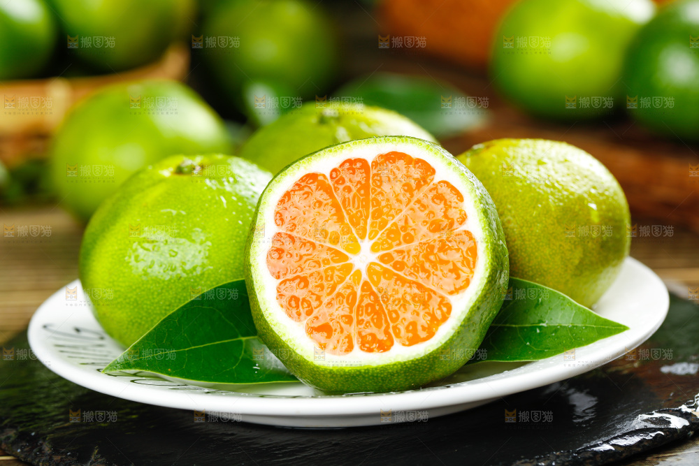 碟子里放着蜜桔