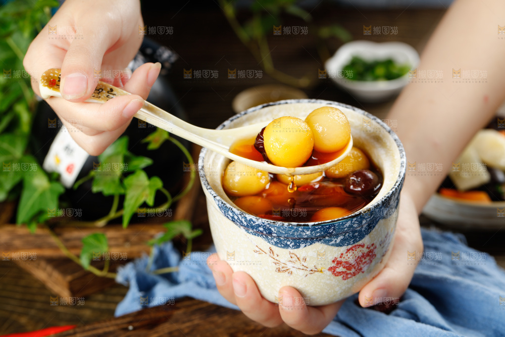深底上放着一盅红枣桂圆甜汤