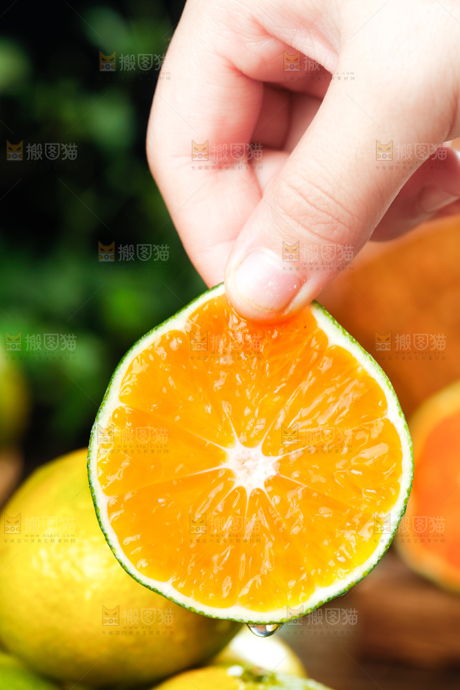 深底上摆放着蜜橘