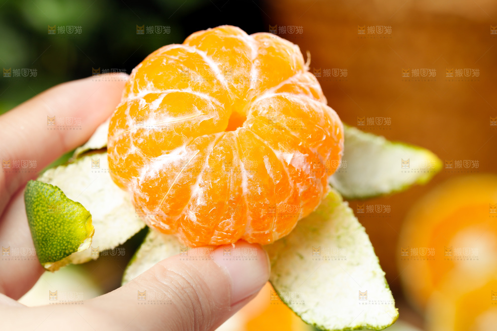 深底上摆放着蜜橘