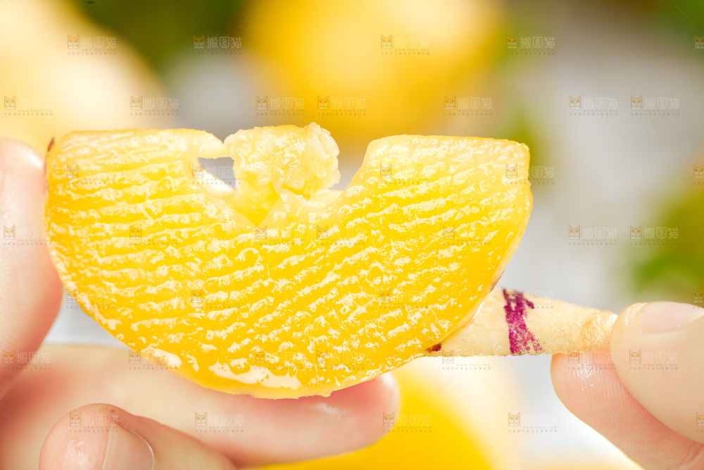 白底上放着长寿果