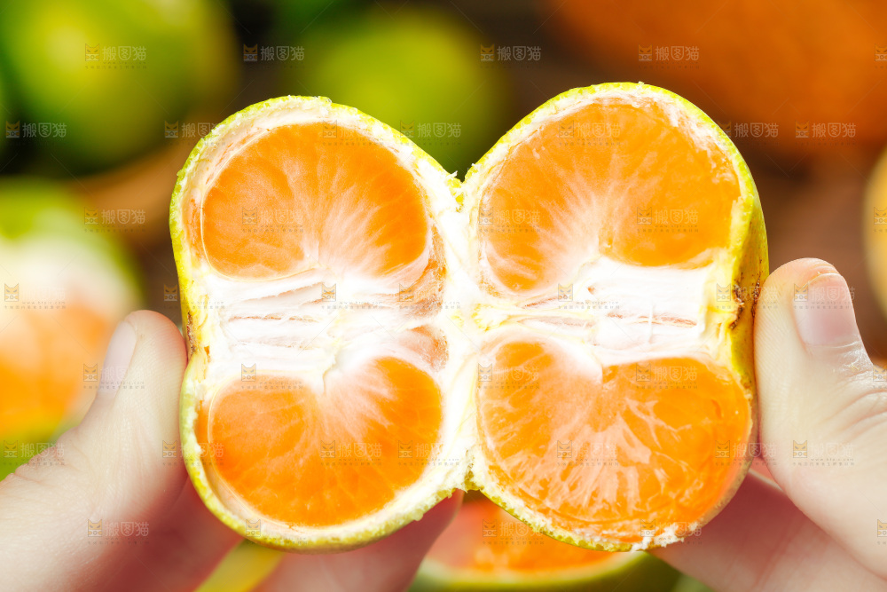 深底上摆放着蜜橘