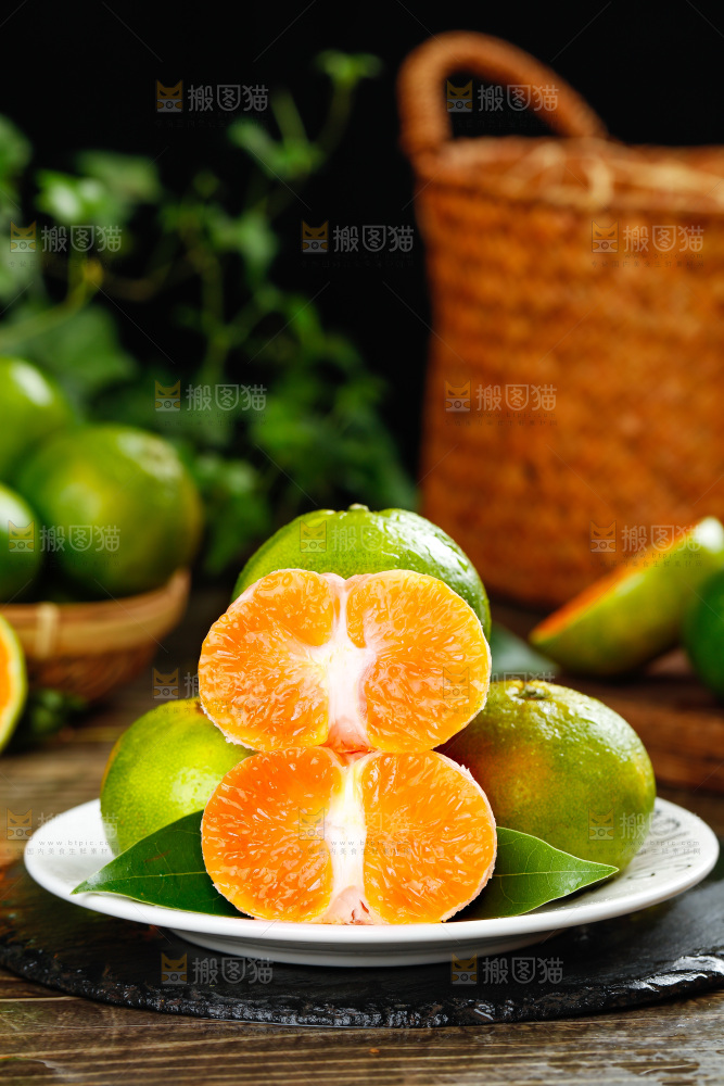 碟子里放着蜜桔