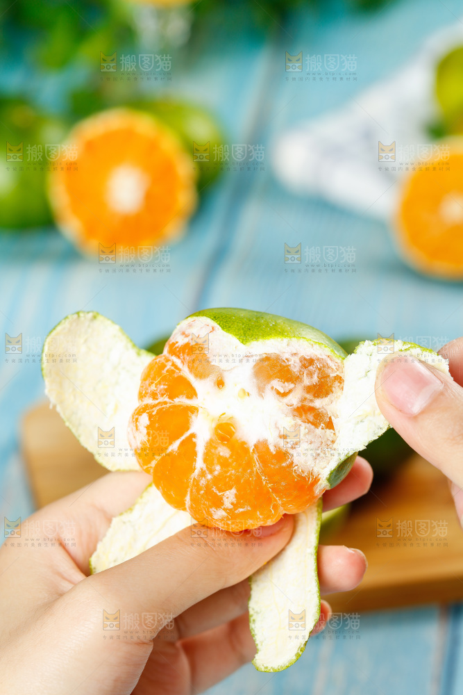 手里拿着蜜橘